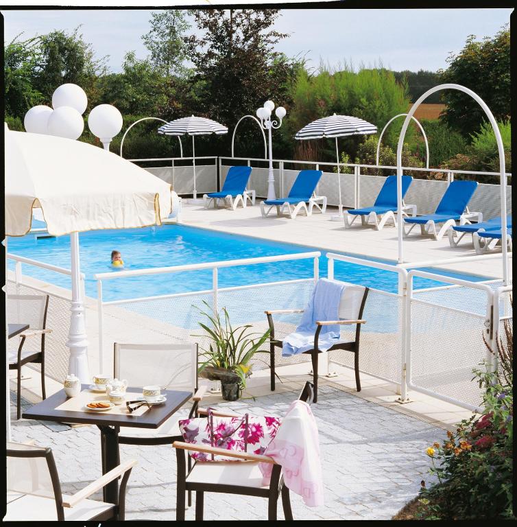 A restaurant or other place to eat at Hotel Spa La Malouini&egrave;re Des Longchamps - Saint-Malo