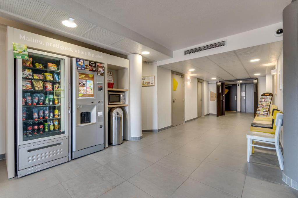 Kuchyň nebo kuchyňský kout v ubytování B&B HOTEL Brignoles