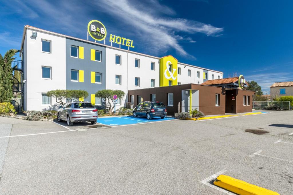 Bazén v ubytování B&B HOTEL Brignoles nebo v jeho okolí