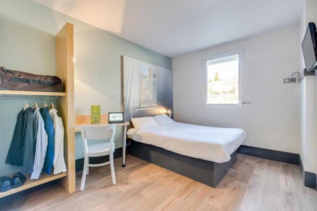 Postel nebo postele na pokoji v ubytování B&B HOTEL Brignoles
