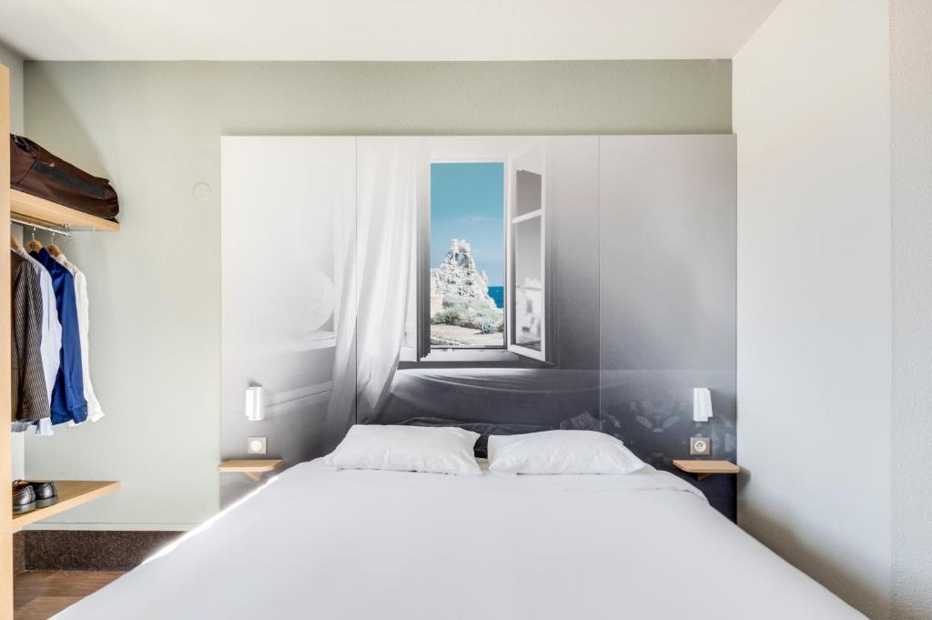 Postel nebo postele na pokoji v ubytování B&B HOTEL Brignoles