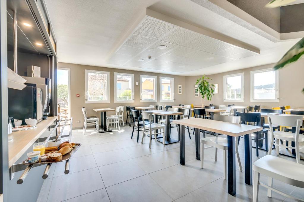 TV a/nebo společenská místnost v ubytování B&B HOTEL Brignoles