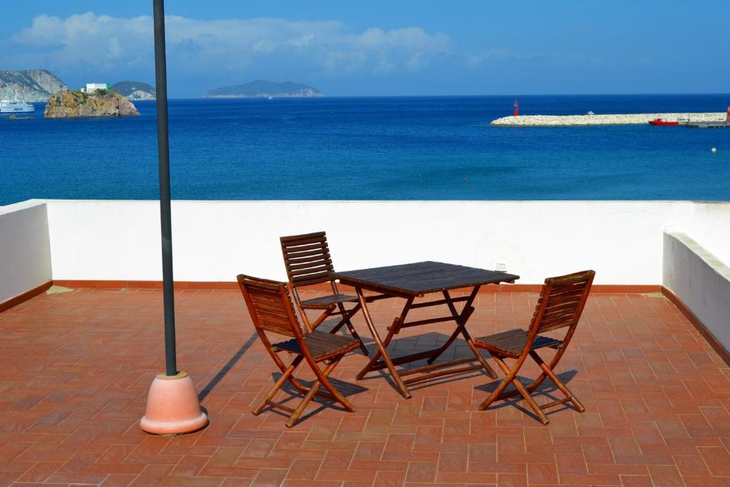 un tavolo e sedie su un patio con vista sull'oceano di Maridea - Spiaggia Sant' Antonio a Ponza