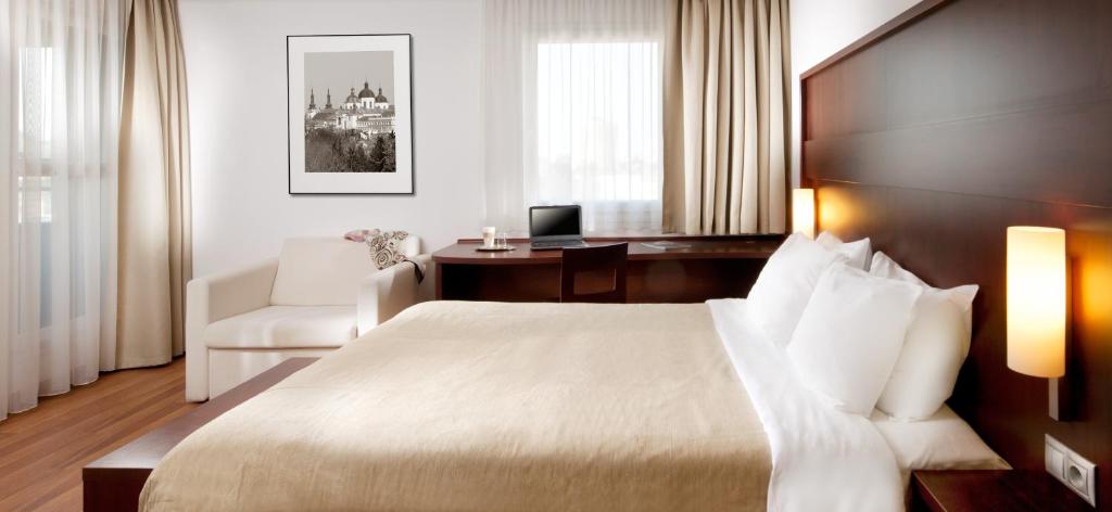 Llit o llits en una habitació de Comfort Hotel Olomouc Centre