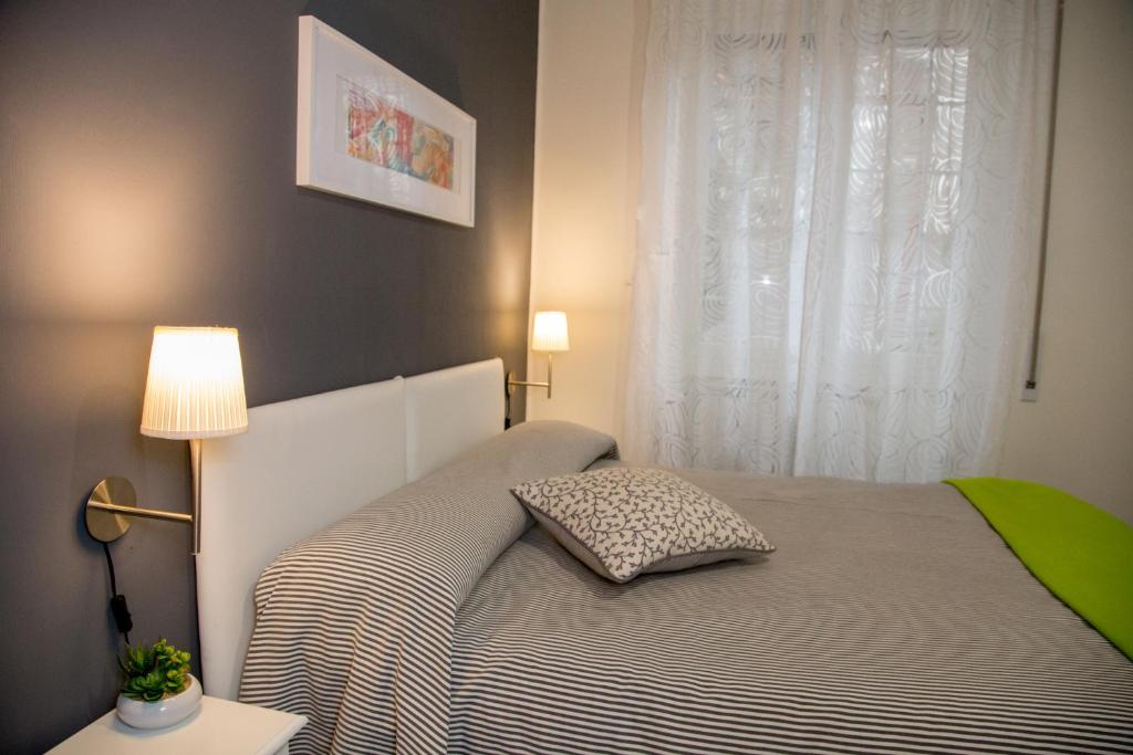 ローマにあるMonaco Home Campaldinoのベッドルーム1室(枕付きのベッド1台、窓付)