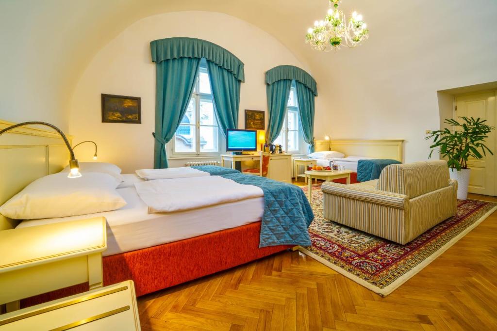 Postel nebo postele na pokoji v ubytování Josephine Old Town Square Hotel - Czech Leading Hotels