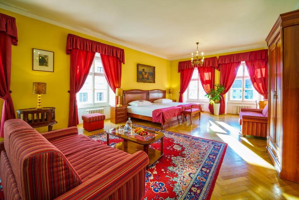 Postel nebo postele na pokoji v ubytování Josephine Old Town Square Hotel - Czech Leading Hotels