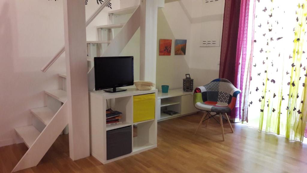 salon z telewizorem i schodami w obiekcie Residenza Via Mazzini 55 w mieście Caserta