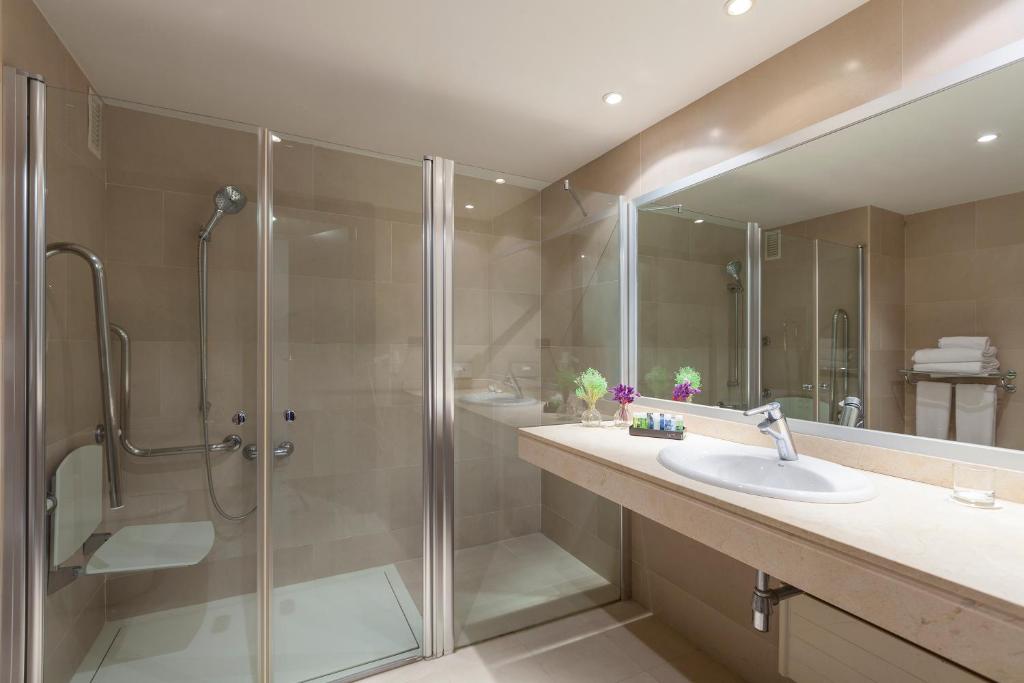 A bathroom at URH Ciutat de Mataró