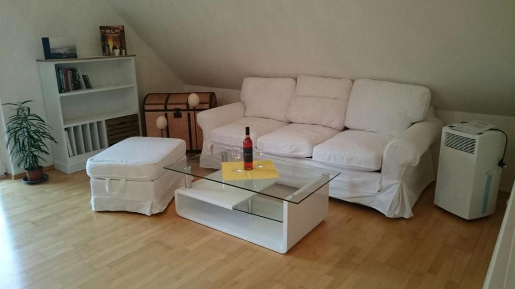 Posezení v ubytování Ferienwohnung Eckberger Weinstrasse 139