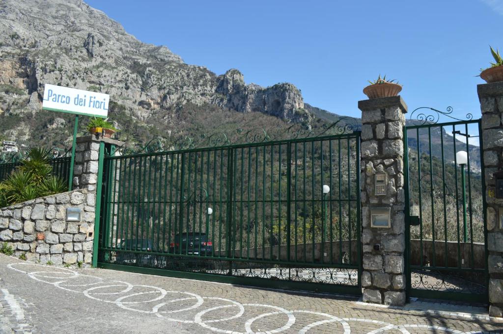 un cancello con un cartello che legge Stone Cliff Inn di Casa Amore Positano a Positano