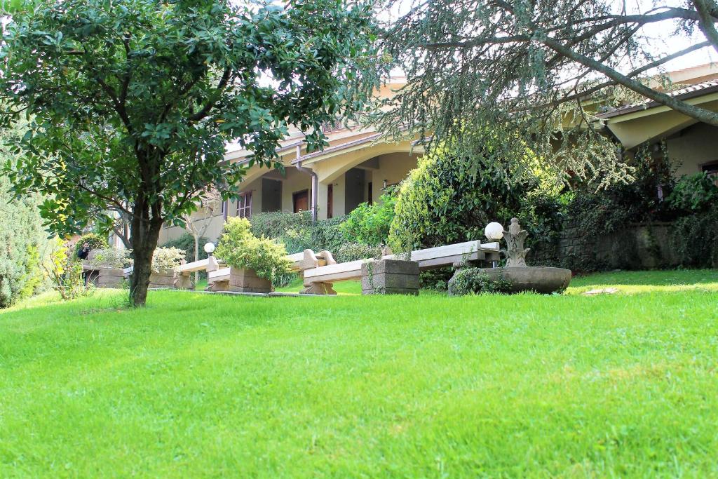 a bench in the yard of a house at La Bastia Hotel & Resort in Soriano nel Cimino