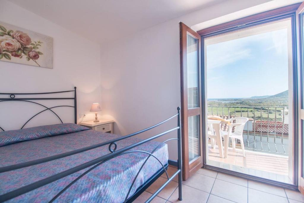 een slaapkamer met een bed en een balkon bij Casa Angelina-Ammentos Posada in Posada