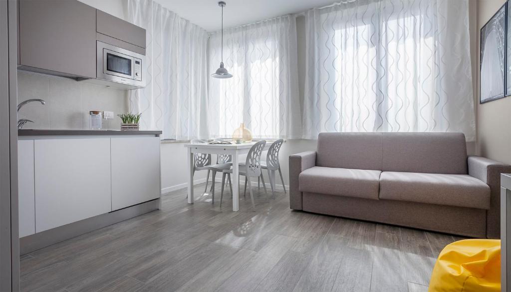 uma sala de estar com um sofá e uma mesa em Italianway-Cadorna 10A Flat em Milão