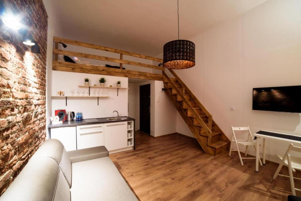 Kuchyňa alebo kuchynka v ubytovaní Cracow Rent Apartments - spacious apartments for 2-7 people in quiet area - Kolberga Street nr 3 - 10 min to Main Square by foot