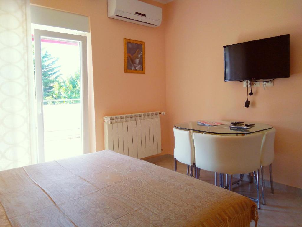 ApartHotel Viola - Studio With Terrace