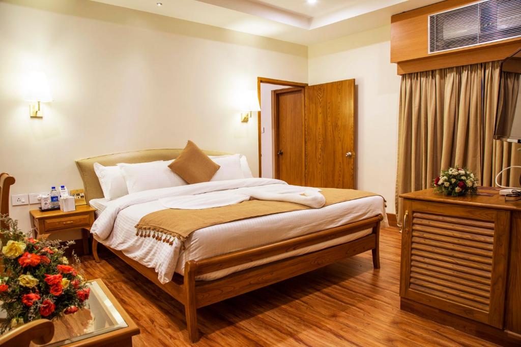 Postel nebo postele na pokoji v ubytování Hill Palace Hotel & Spa