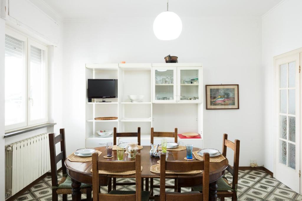 A television and/or entertainment centre at Casa Adriana