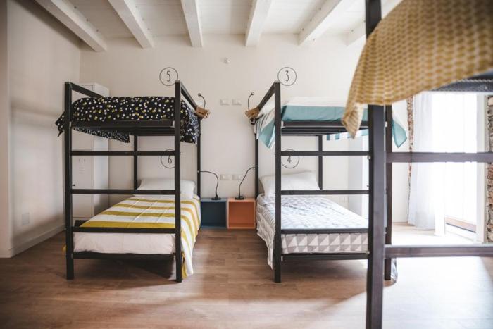 Posteľ alebo postele v izbe v ubytovaní The Hostello