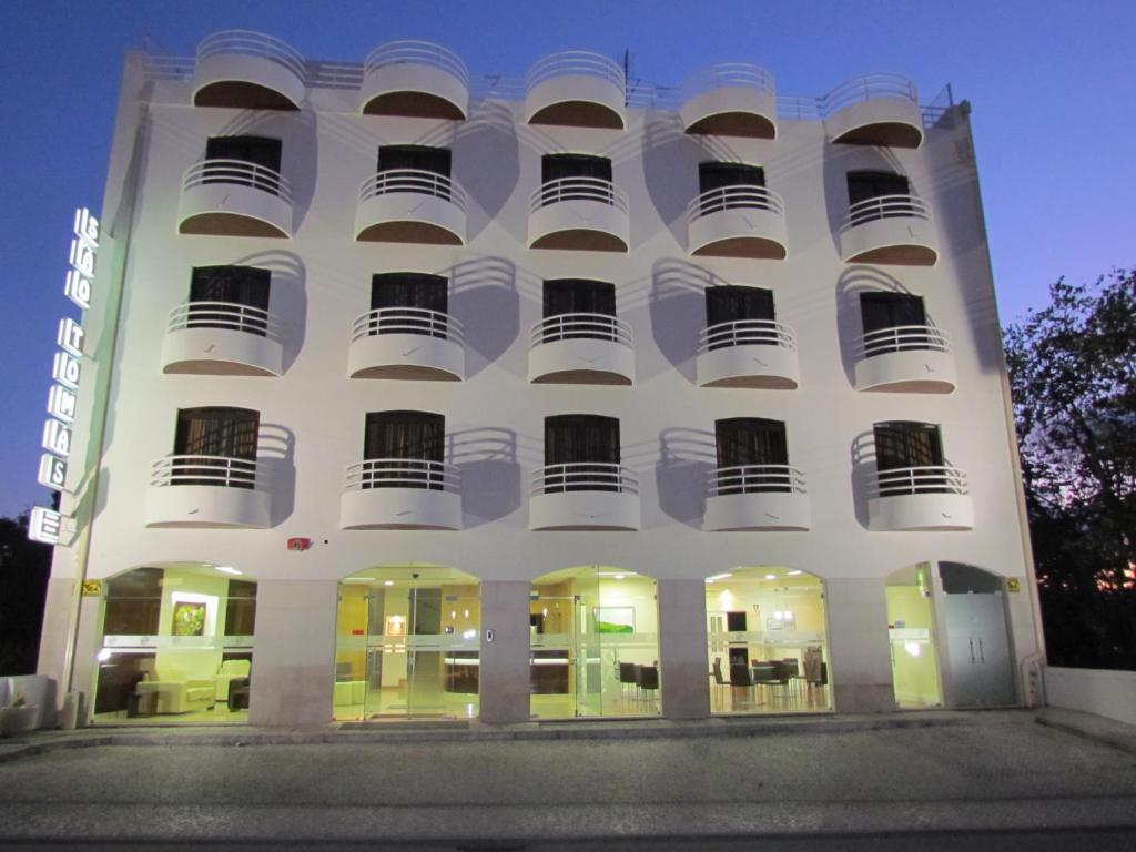 un gran edificio blanco con balcones redondos. en Sao Tomas, en Fátima