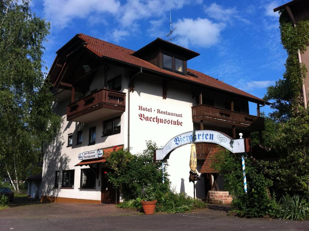 un edificio con un cartel en el costado en Hotel Bacchusstube garni, en Goldbach