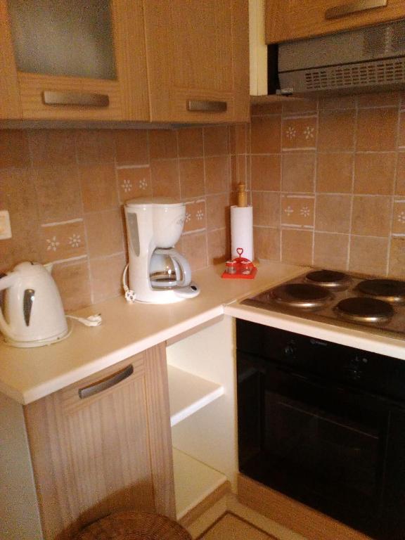Kuchyň nebo kuchyňský kout v ubytování Maridatis Apartments