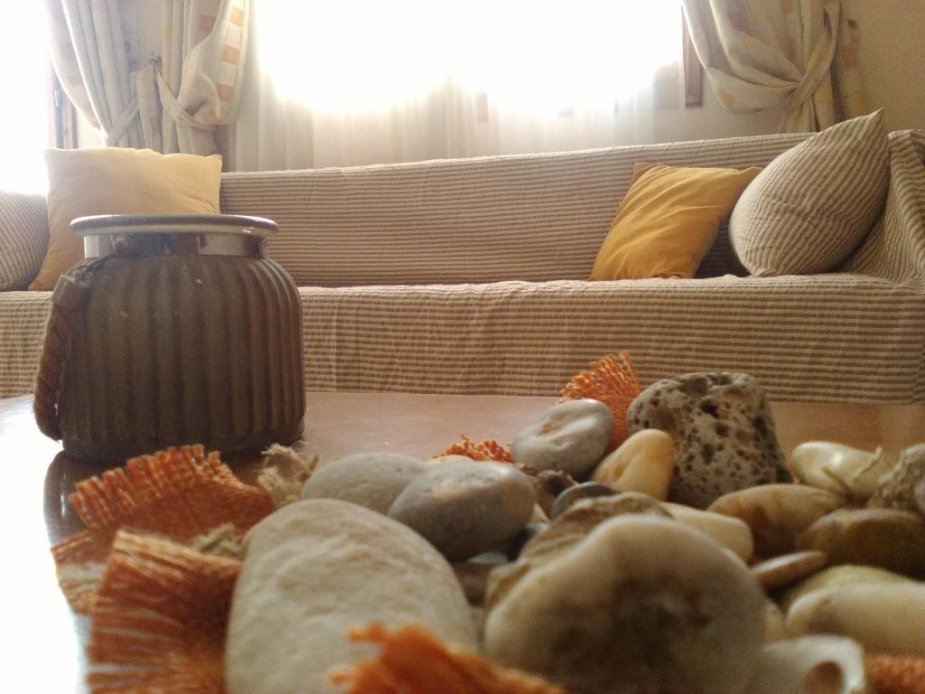 una mesa con rocas en ella con un sofá en el fondo en Maridatis Apartments, en Palaikastro