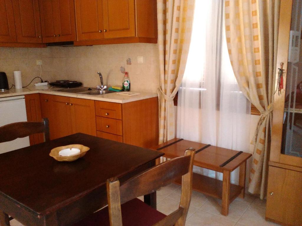 Kuchyň nebo kuchyňský kout v ubytování Maridatis Apartments