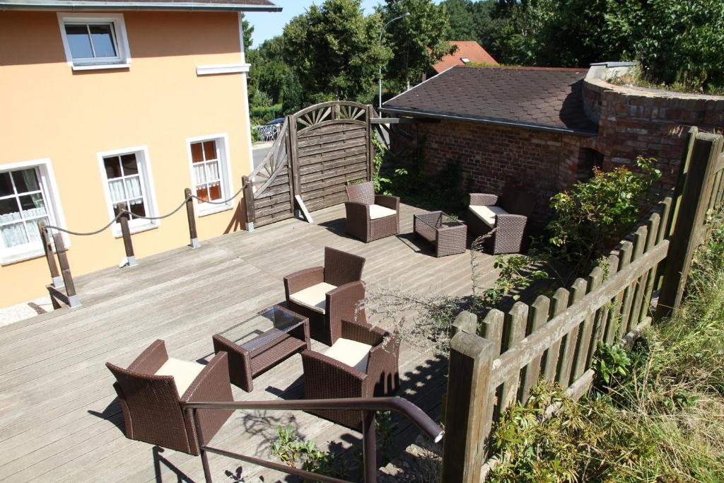 una terraza de madera con sillas y una valla de madera en Ferienhaus Caspar David Friedrich, en Lohme
