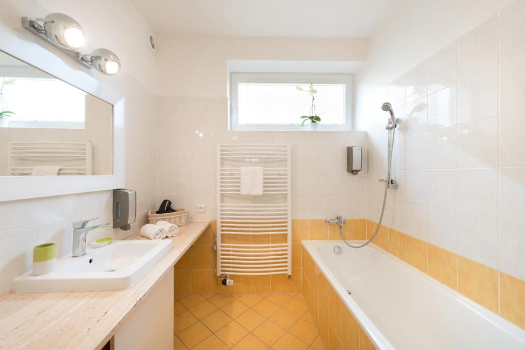 Koupelna v ubytování B2B Apartments