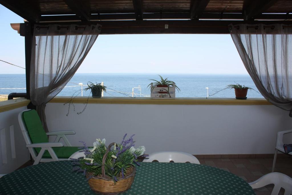 Camera con tavolo e vista sull'oceano di Carrube House ad Andrano