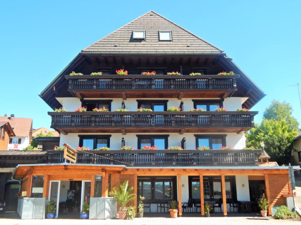 ein großes Haus mit Balkon seitlich in der Unterkunft Hochschwarzwald-Hof in Schluchsee