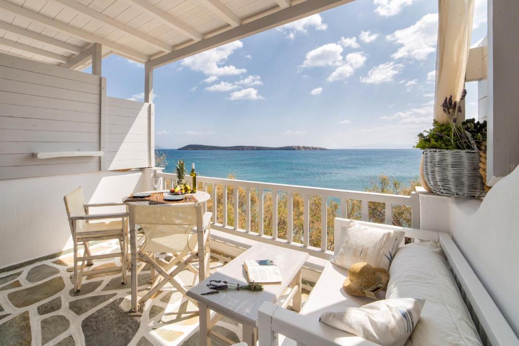 balcone con divano, tavolo e vista sull'oceano di Tarsa Studios a Drios