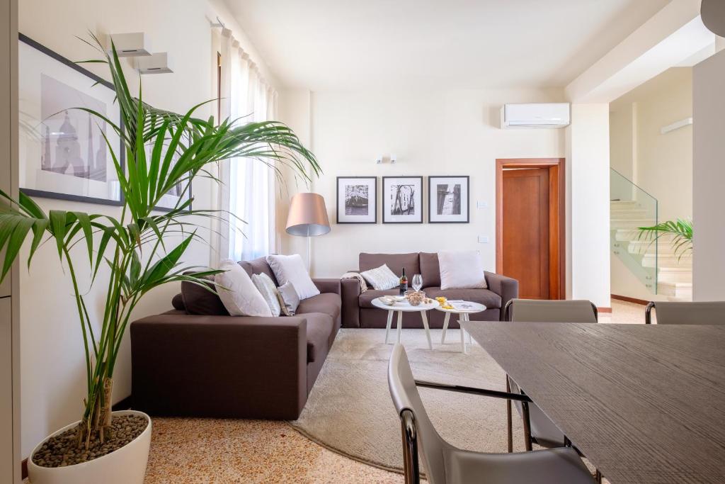 威尼斯的住宿－Ca' Moro Salina，客厅配有沙发和桌子