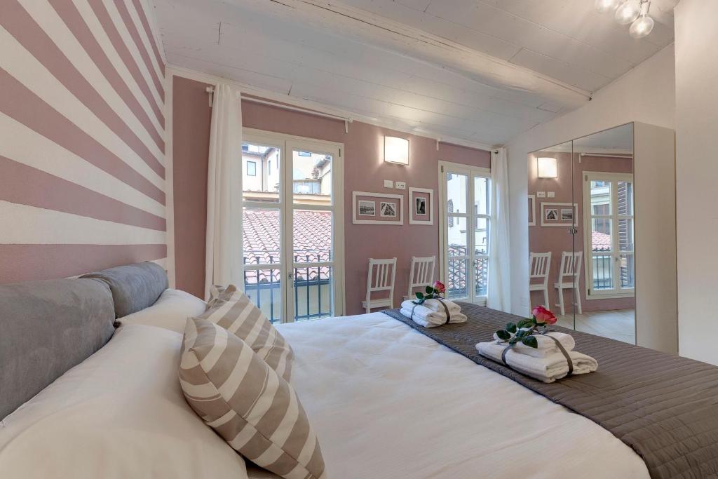 1 dormitorio con 1 cama grande y toallas. en Mamo Florence - Vertical Garden Apartments, en Florencia