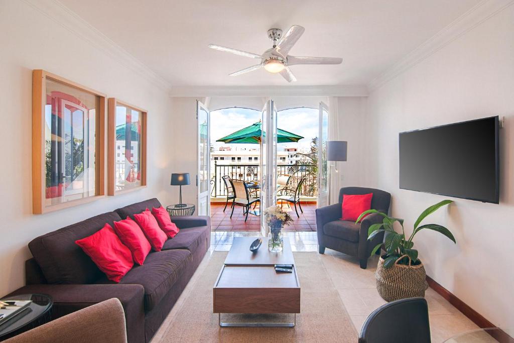 een woonkamer met een bank en een tafel bij Rooms & Suites Terrace 4C in Arrecife