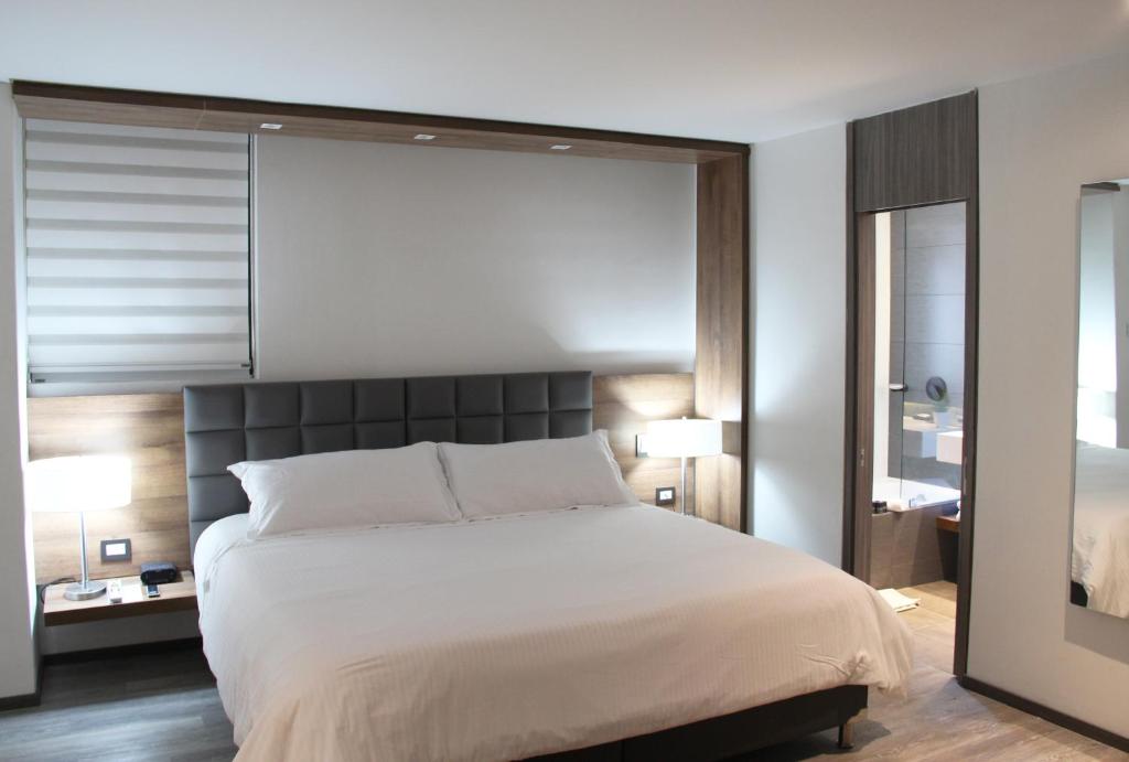Postel nebo postele na pokoji v ubytování GHL Hotel Portón Medellín