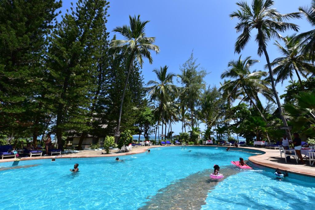 Bazén v ubytování Kilifi Bay Beach Resort nebo v jeho okolí