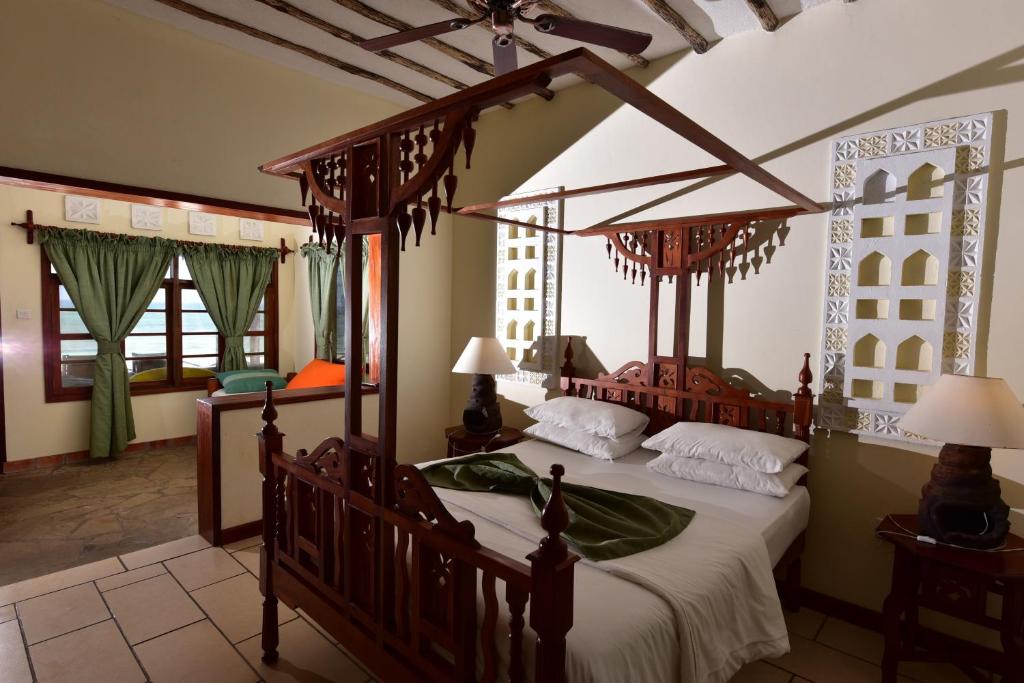 Postel nebo postele na pokoji v ubytování Kilifi Bay Beach Resort