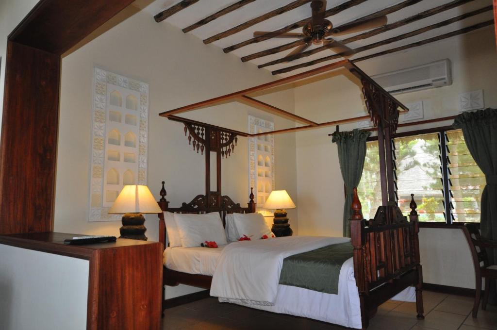 Postel nebo postele na pokoji v ubytování Kilifi Bay Beach Resort