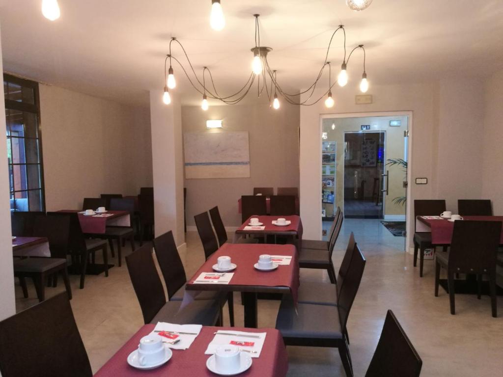 A restaurant or other place to eat at Hotel Azcona