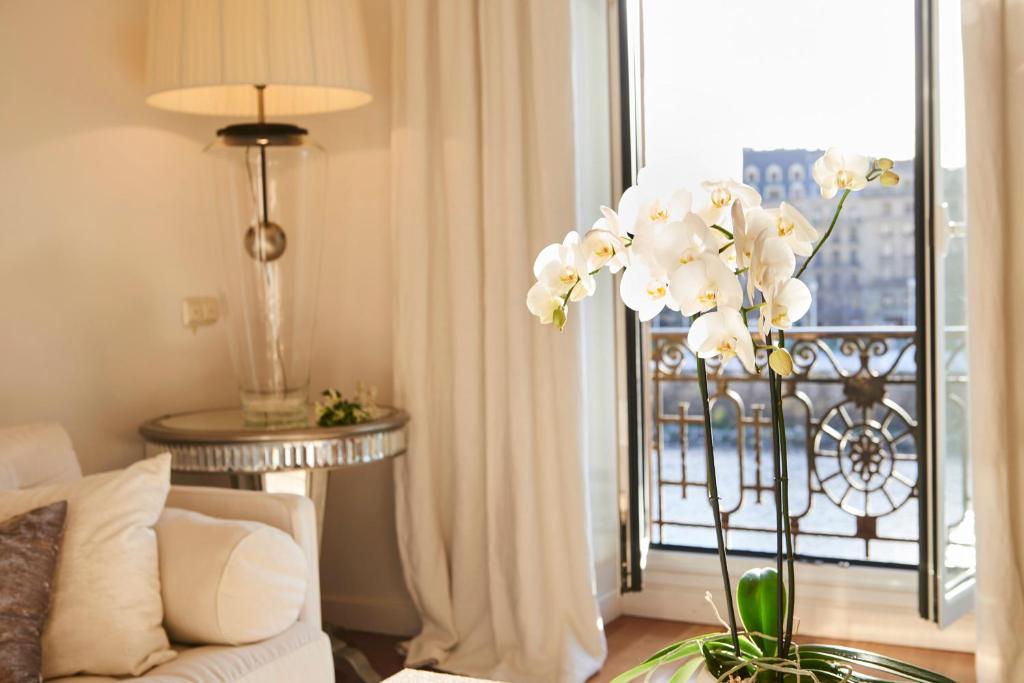 サン・セバスティアンにあるDeluxe Apt-Views to historic Maria Cristina Hotelのリビングルーム(ソファ、窓付)