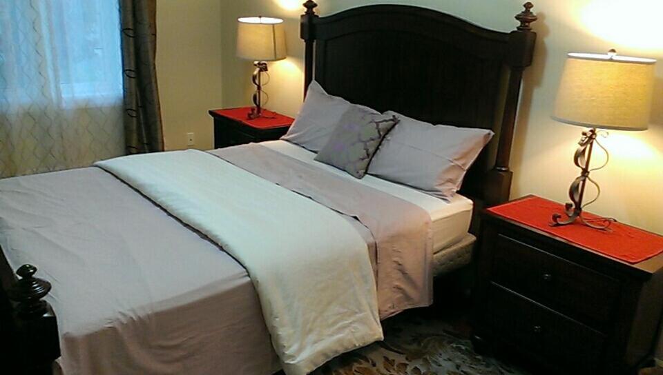 HB Guest Home 4 في واترلو: غرفة نوم بسرير كبير مع وجود مصباحين على الطاولات