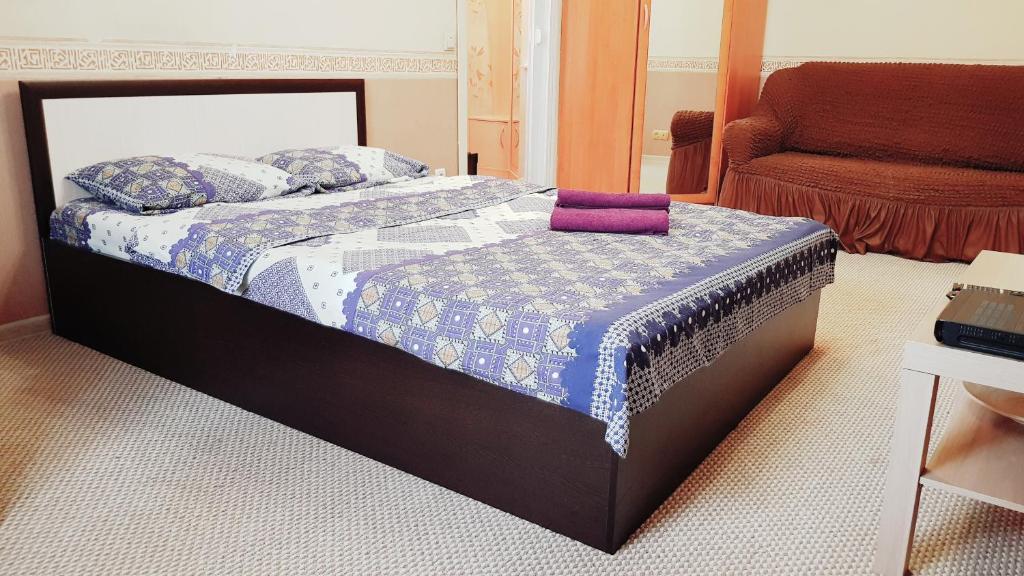 モスクワにあるщукинкаяのベッドルーム1室(紫色の枕が付いたベッド1台付)