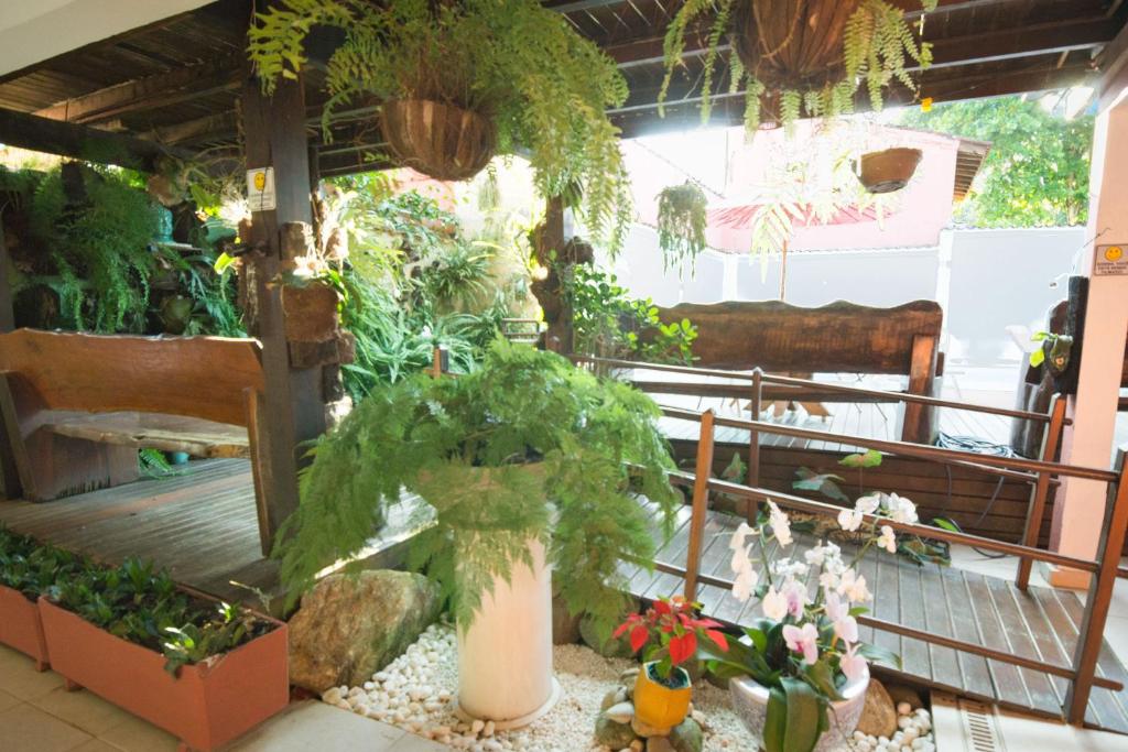 Um jardim em Pousada Irashai