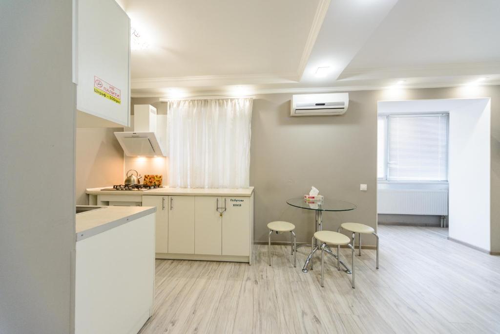 キーウにあるMalinovskogo Street Area Apartmets (119)のキッチン(テーブル、椅子付)