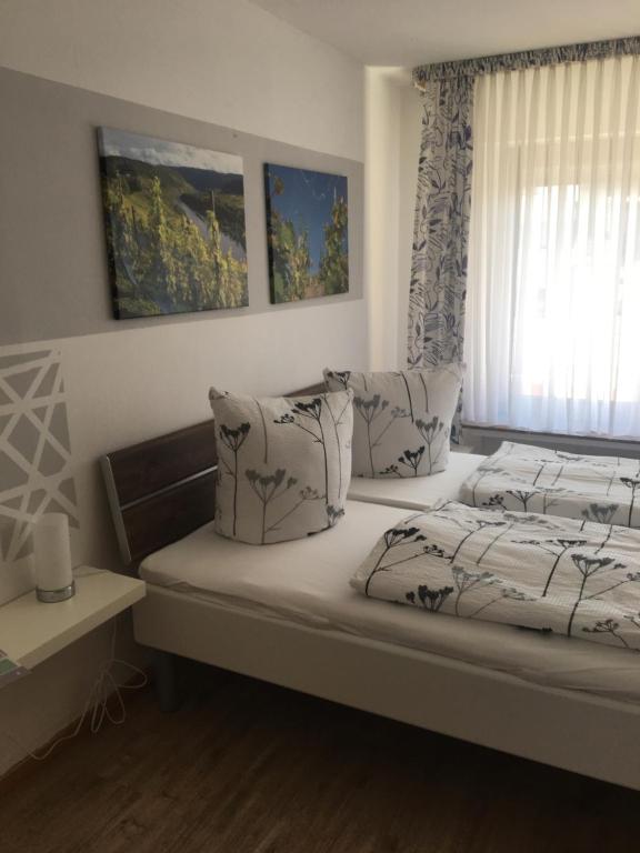 En eller flere senge i et værelse på Pension "Am Markt"