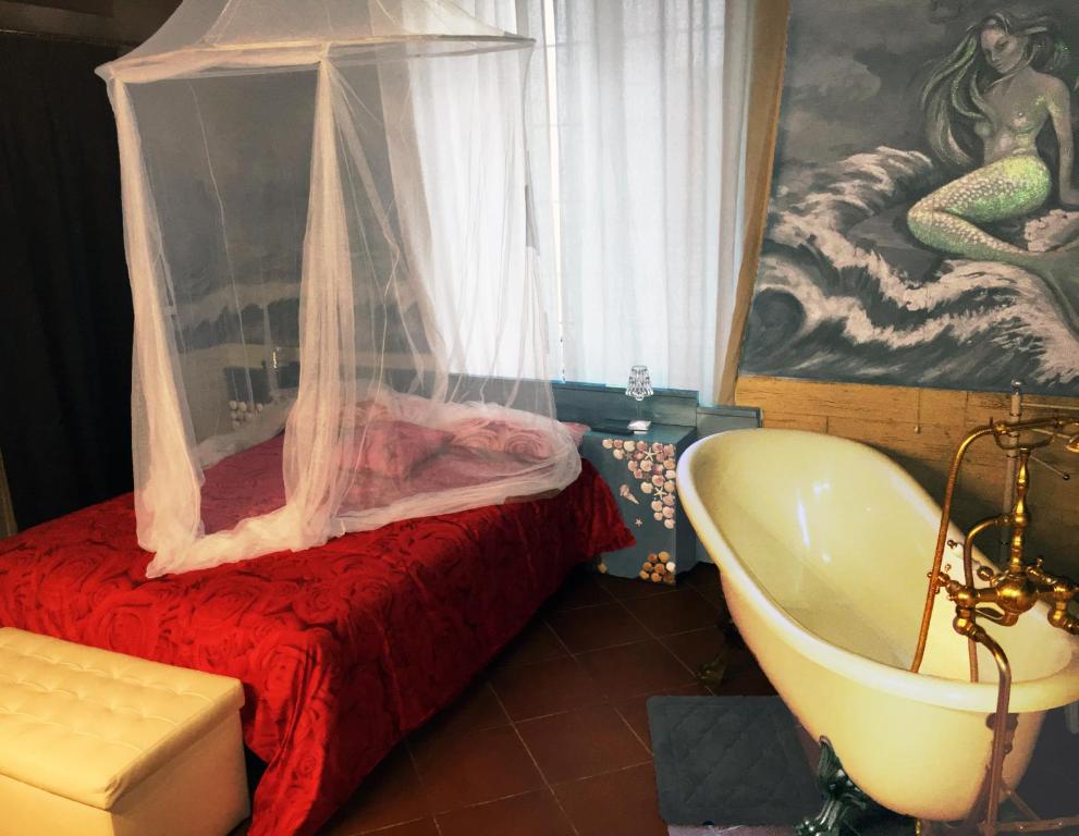 łazienka z wanną, łóżkiem i umywalką w obiekcie Racconti di Mare - 5 Terre JRE w mieście La Spezia