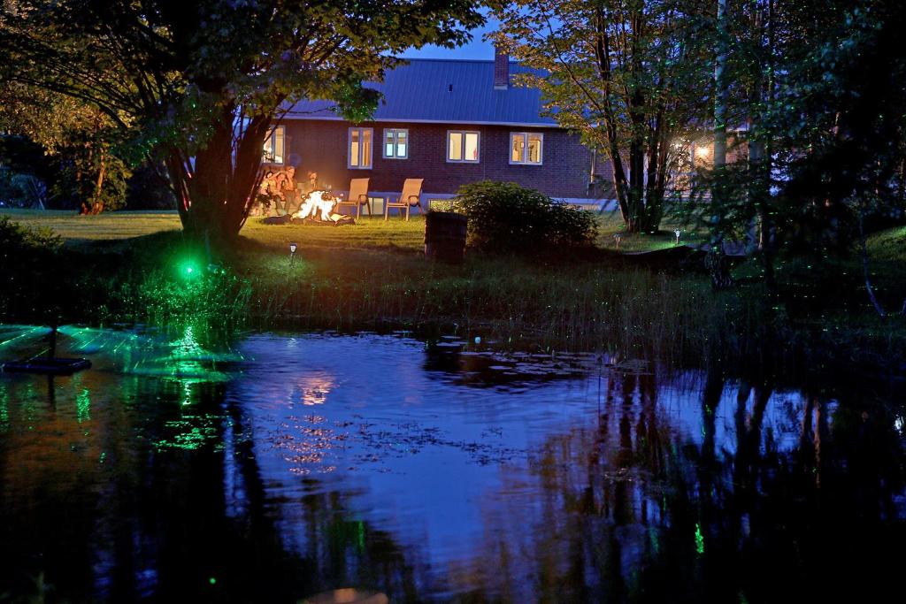 Výhled na řeku, která protéká v blízkosti bed and breakfast