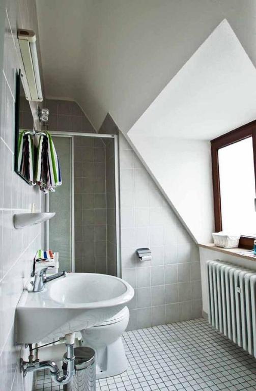 Koupelna v ubytování Hotel Barbarossa Garni
